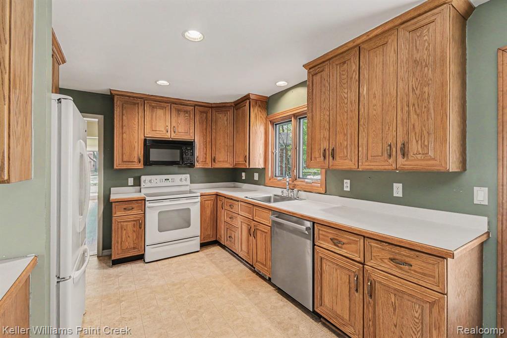 914 Croydon Road, Rochester Hills, MI 48309 — Photo 6
