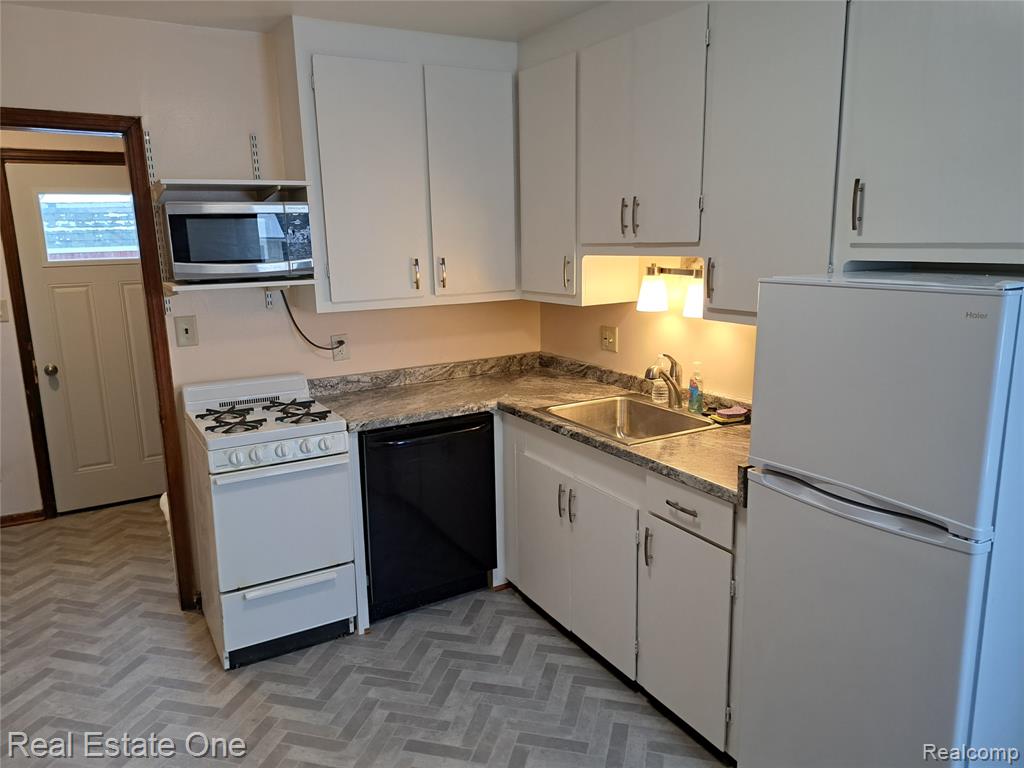 96 Detroit, Trenton, MI 48183 — Photo 43