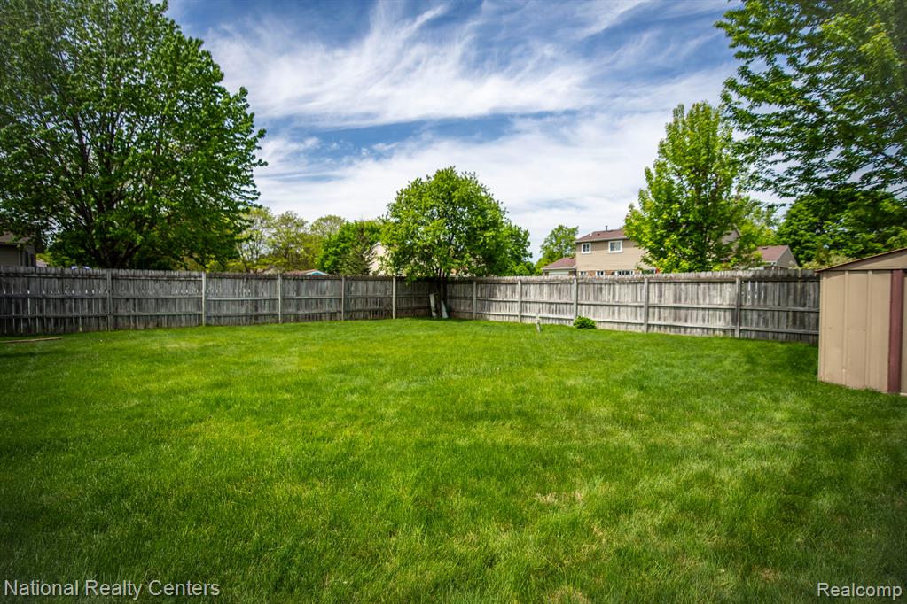 42438 SOMERSET Court, Canton, MI 48187 — Photo 23