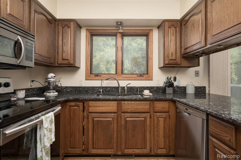 9904 CEDAR ISLAND Road, White Lake, MI — Photo 11