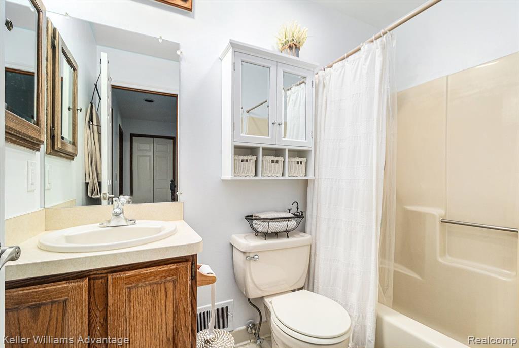 4176 EMERALD PINES Drive, Commerce Twp, MI 48390 — Photo 16