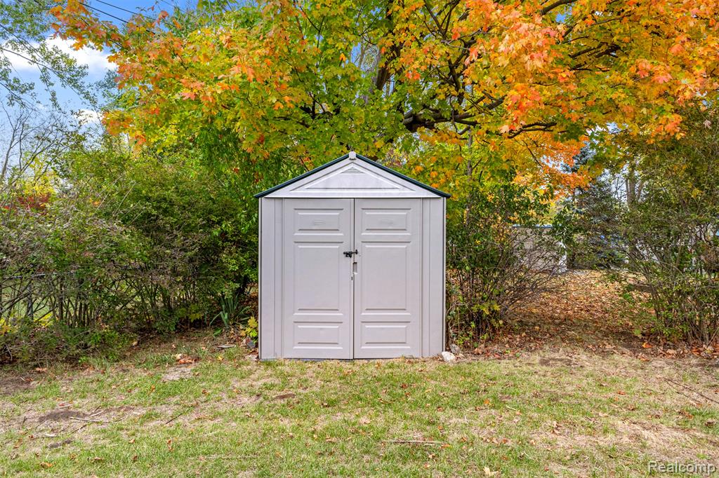 633 S Pontiac Trail, Walled Lake, MI 48390 — Photo 43