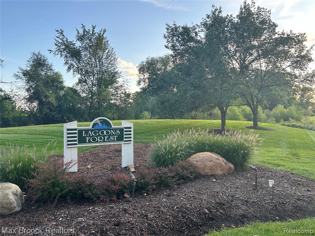 5015 Lake Vista Drive, West Bloomfield, MI 48323 — Photo 2