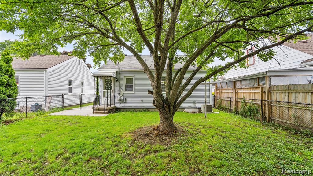 421 W MOREHOUSE Avenue, Hazel Park, MI 48030 — Photo 11