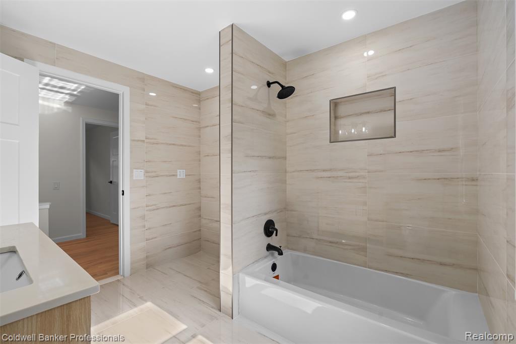 5890 Pinecroft Drive, West Bloomfield, MI — Photo 29