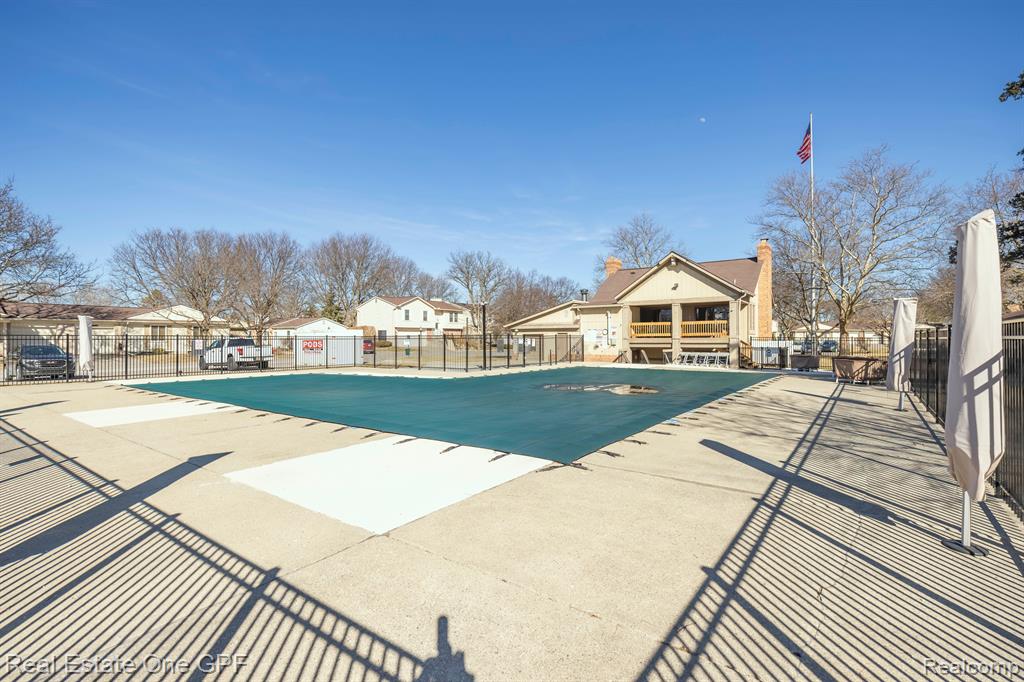 2957 ROUNDTREE Drive, Troy, MI 48083 — Photo 30
