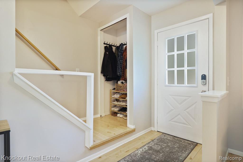 6157 Barker Circle, Waterford, MI 48329 — Photo 7