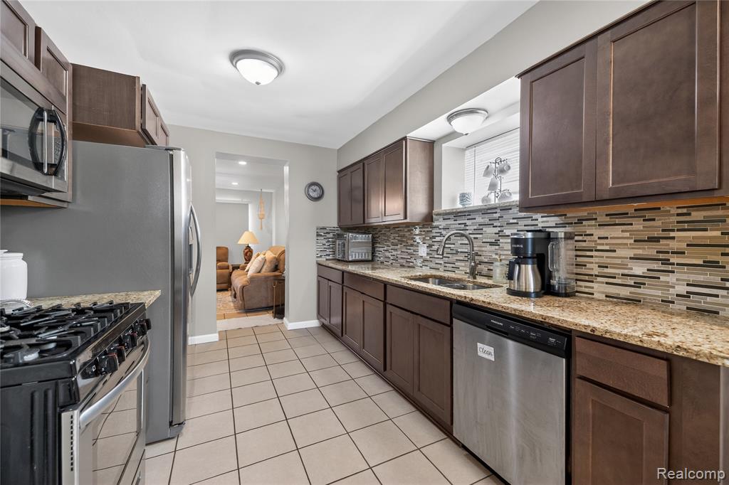 826 Goddard Street, Wyandotte, MI 48192 — Photo 8