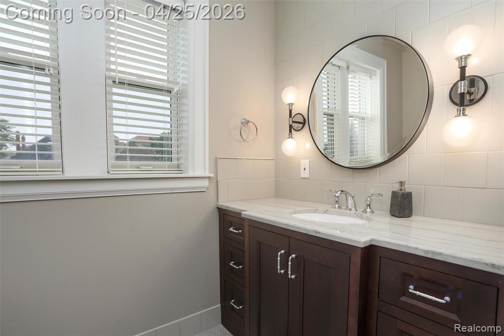 658 Pallister, Detroit, MI 48202 — Photo 40