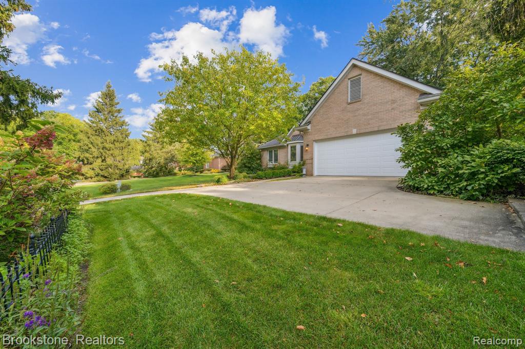 576 BLOOMER RIDGE Drive, Rochester, MI 48307 — Photo 4