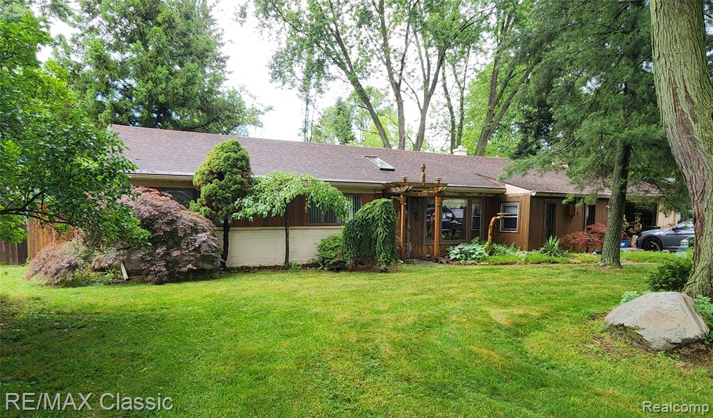 6388 Hermana Road, West Bloomfield, MI 48324 — front exterior