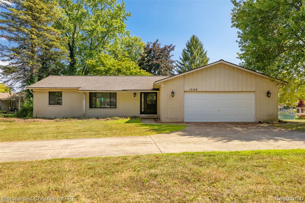 1500 3 Lakes Drive, Troy, MI 48085