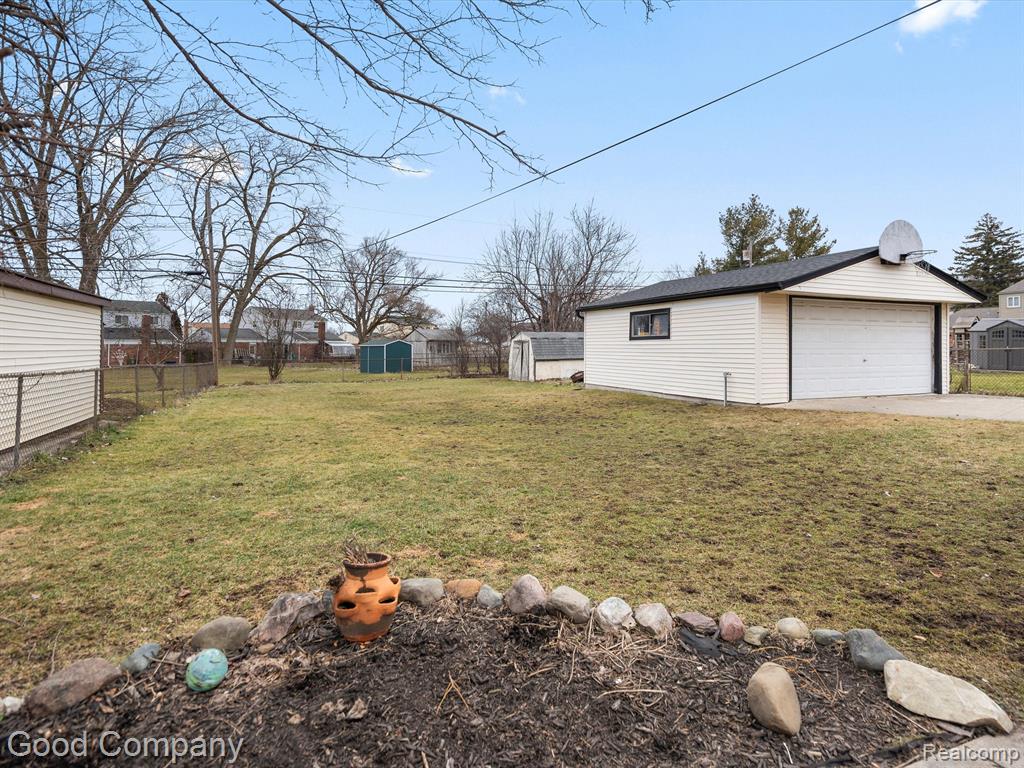 833 TANGLEWOOD Drive, Madison Heights, MI 48071 — Photo 24