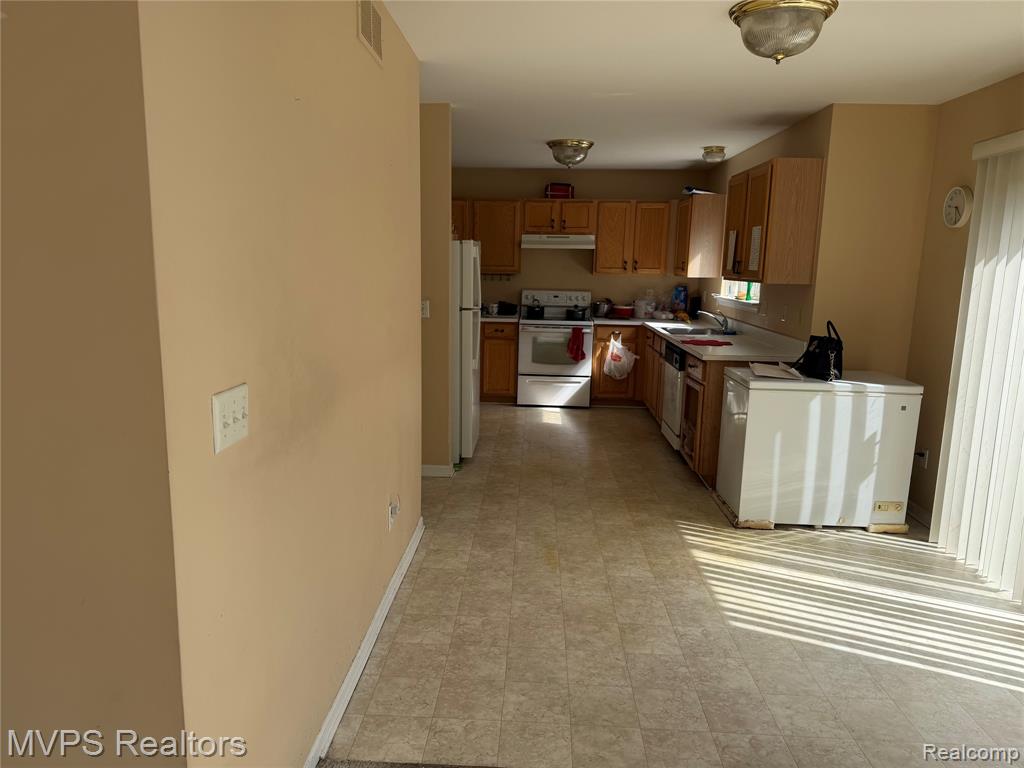 840 Andover Woods Drive, Fenton, MI 48430 — Photo 6