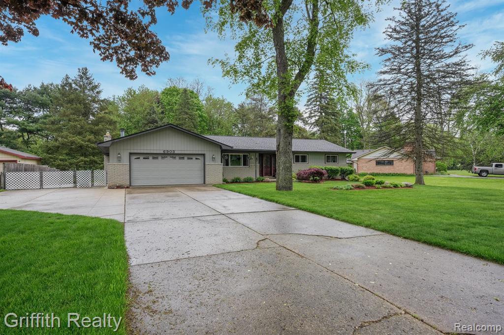 6903 SOMERSET Drive, Brighton, MI 48116 — Photo 2