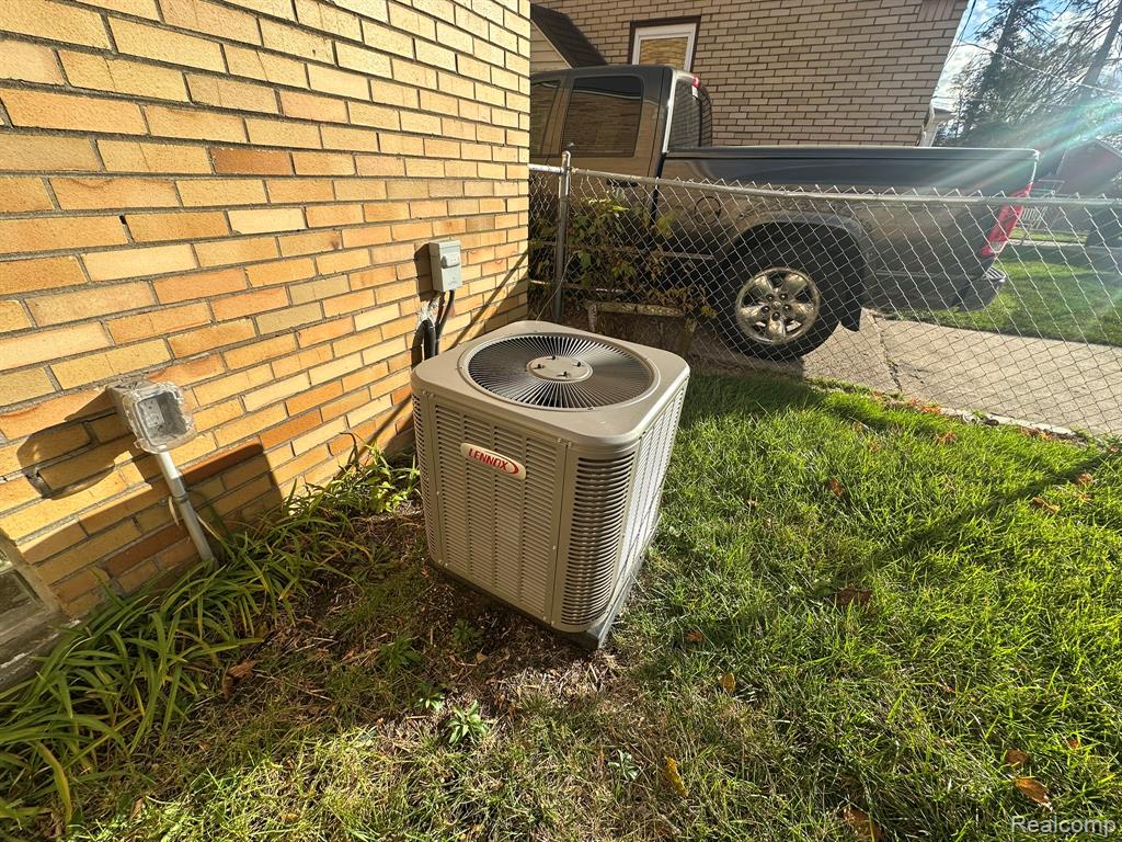 19429 Winthrop Street, Detroit, MI 48235 — Photo 27