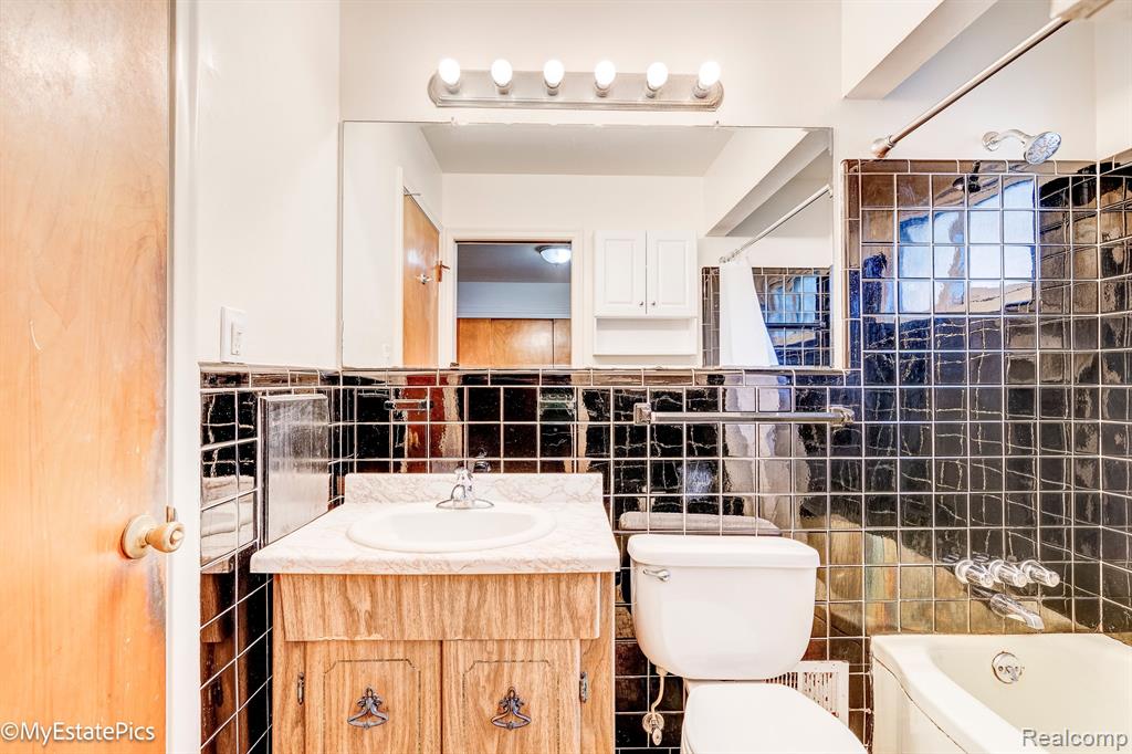 8242 RICKIE Lane, Westland, MI — Photo 23