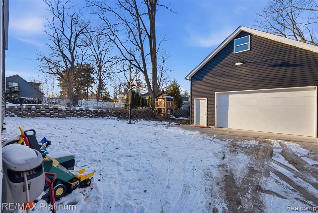 4960 Cooley Lake Road, Waterford, MI 48327 — Photo 30