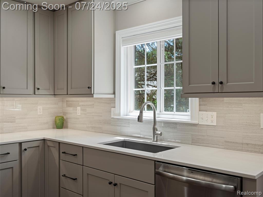 320 James Circle, Royal Oak, MI 48067 — Photo 9