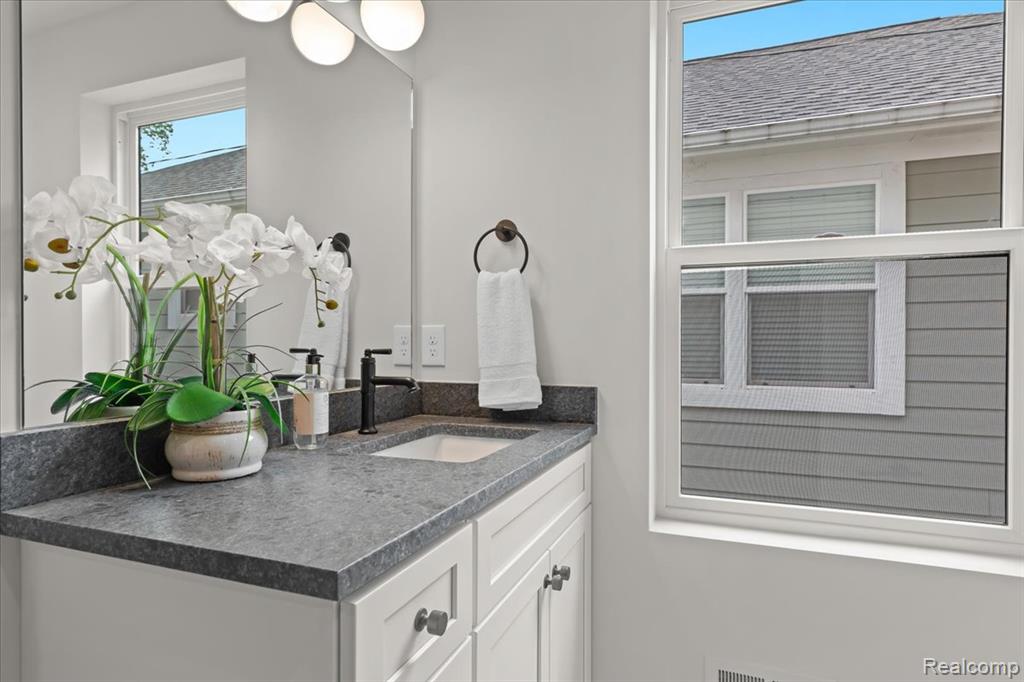 624 S Vermont Avenue, Royal Oak, MI 48067 — Photo 36