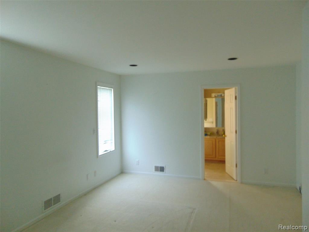 40601 LADENE Lane, Novi, MI — Photo 8