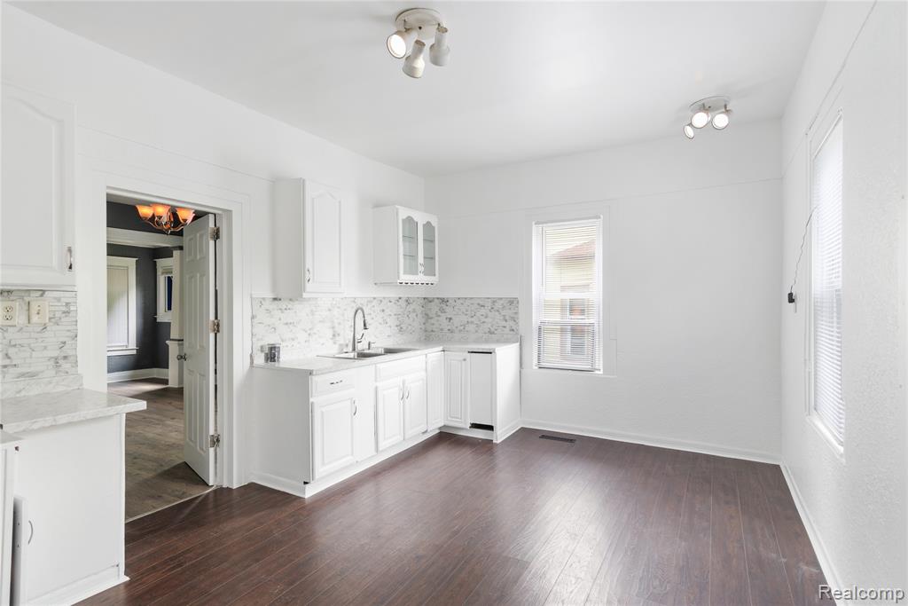 807 N BOND Street, Saginaw, MI 48602 — Photo 8