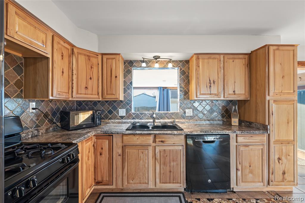 27228 Weddel Avenue, Brownstown, MI 48183 — Photo 8