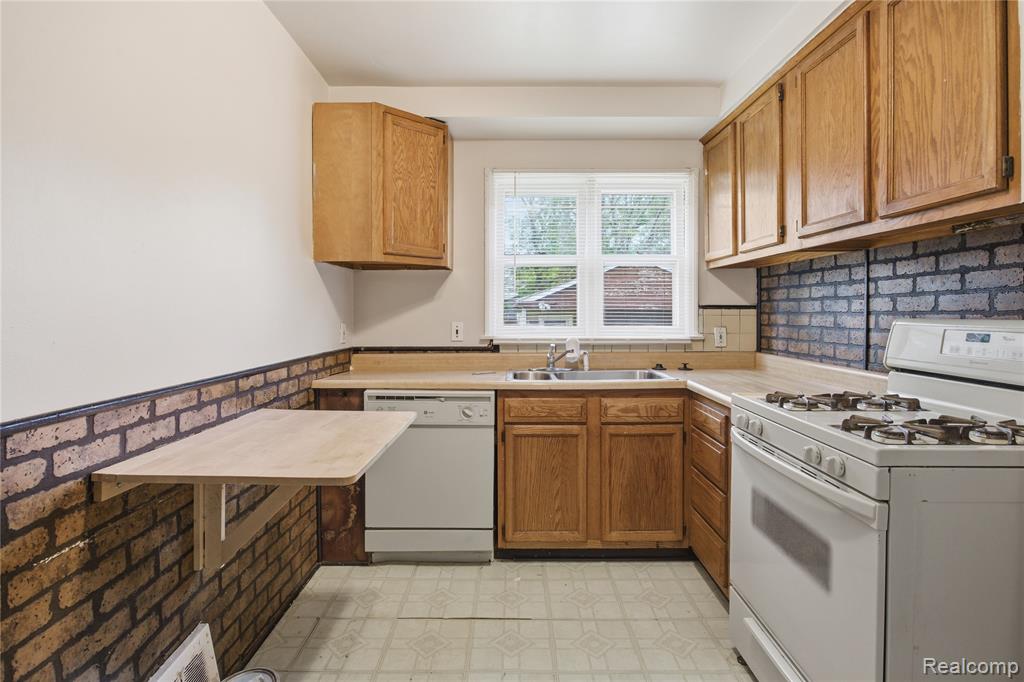 26316 Powers Avenue, Dearborn Heights, MI 48125 — Photo 11