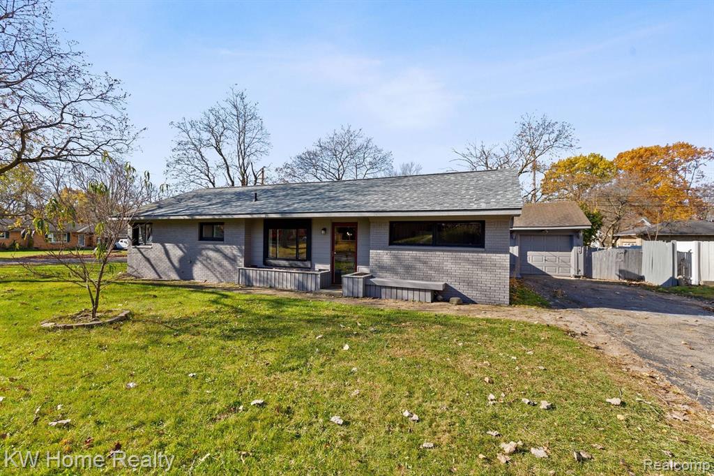 629 E CREST Lane, South Lyon, MI 48178 — Photo 2