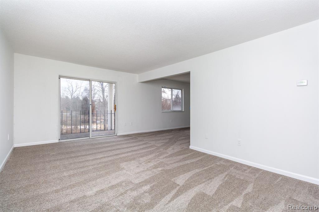 5273 HIGHLAND Road, Waterford, MI 48327 — Photo 4