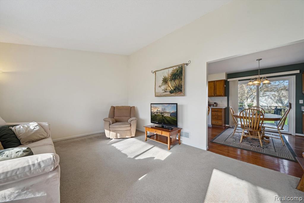 909 DEARBORN Street, Howell, MI 48843 — Photo 8