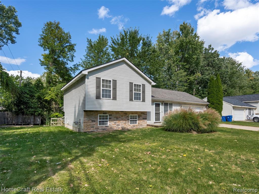 5930 FORESTAL Drive, Waterford, MI 48327 — Photo 2