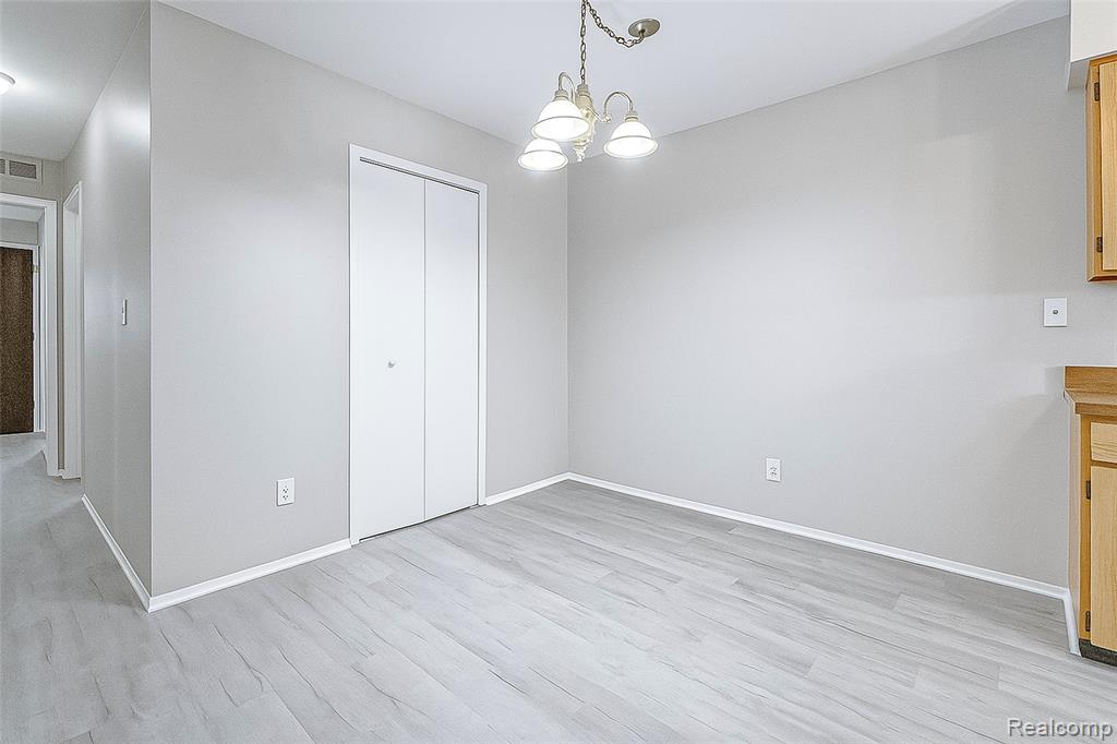 7590 MANOR Circle, Westland, MI — Photo 14