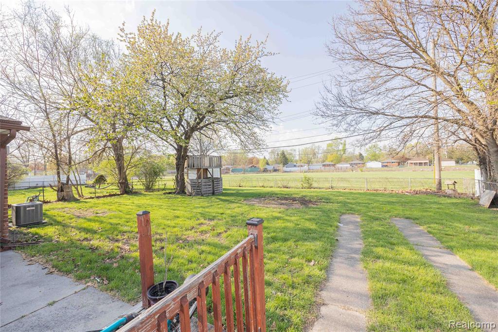 23300 N Brookside Drive, Dearborn Heights, MI 48125 — Photo 20