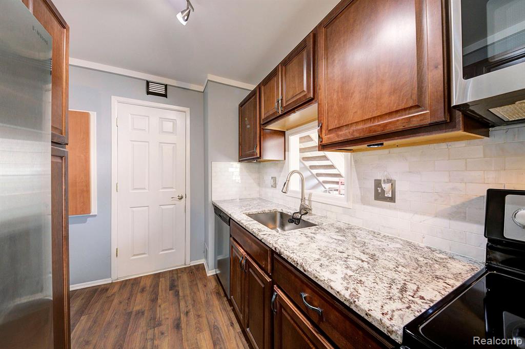23535 N ROCKLEDGE, Novi, MI — Photo 15