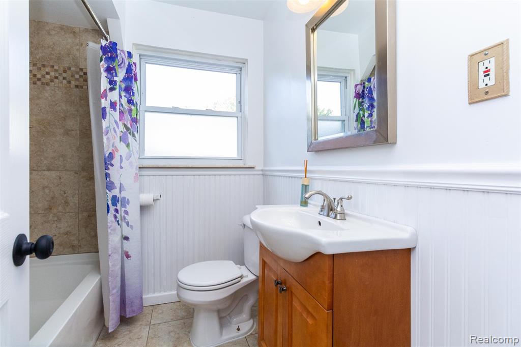 8235 Mackay Court, Utica, MI 48317 — Photo 17