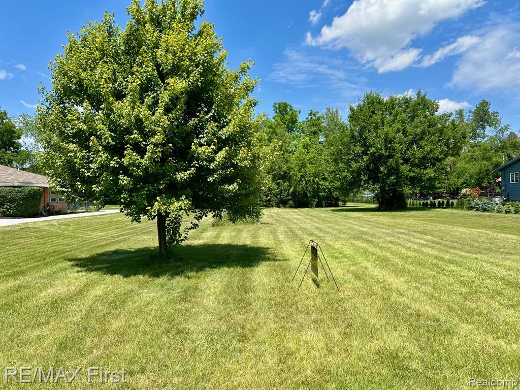 Vacant Willowood, Rochester Hills, MI 48307 — front exterior