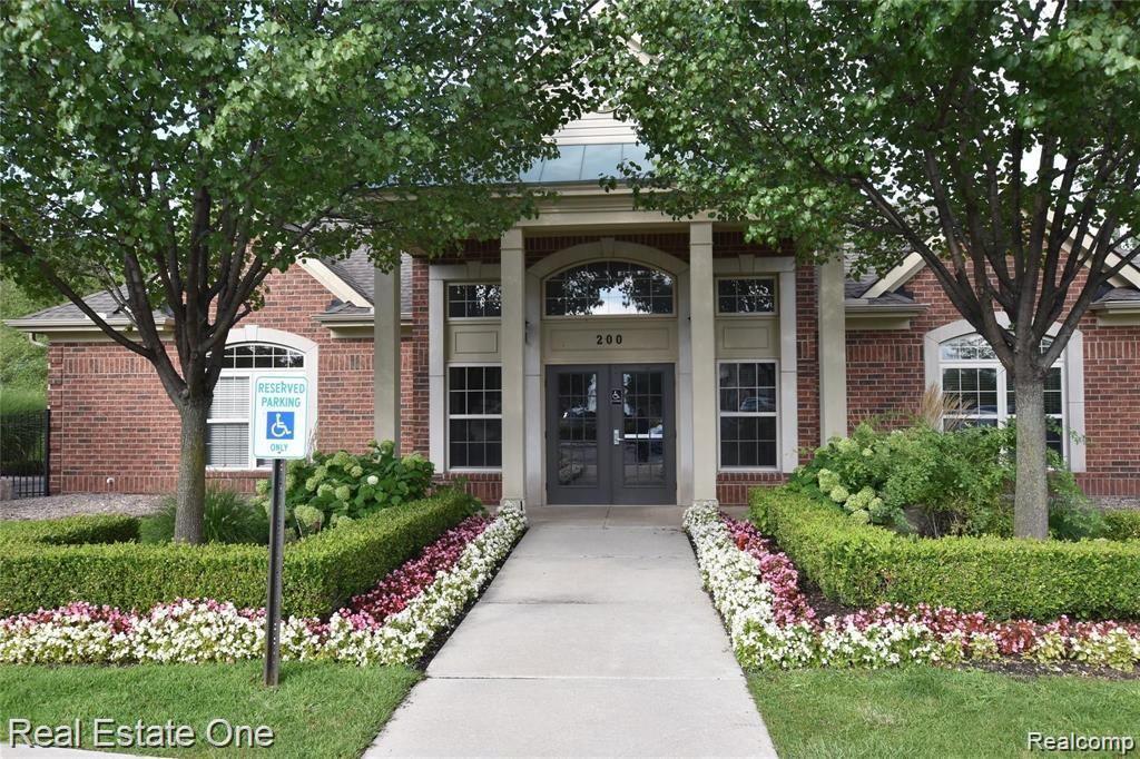 531 RED OAK Court, Walled Lake, MI 48390 — Photo 5