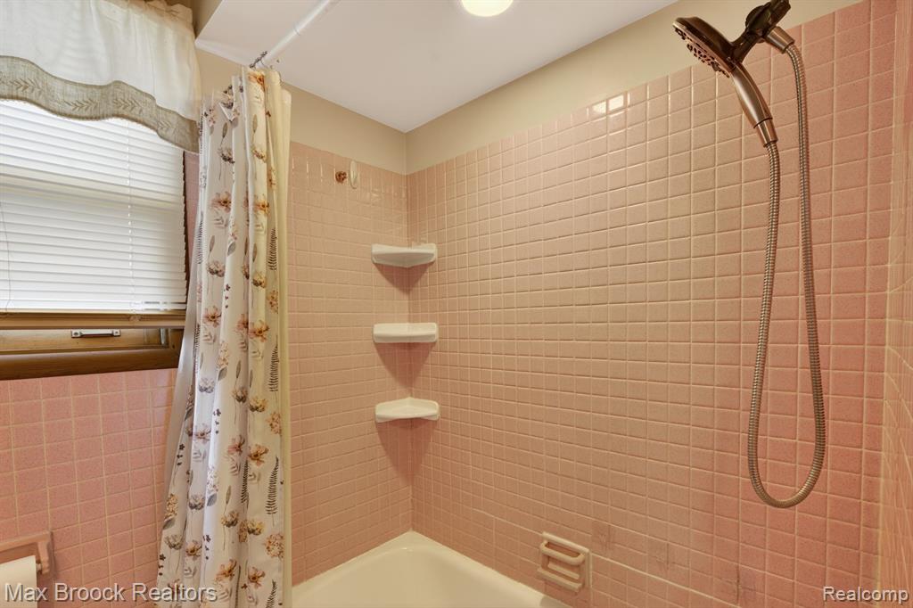 9024 MANDON Road, White Lake, MI — Photo 17
