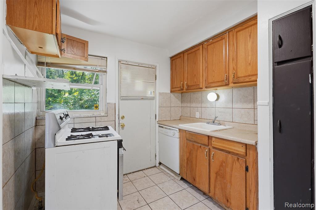 7335 Curtis Street, Detroit, MI 48221 — Photo 11