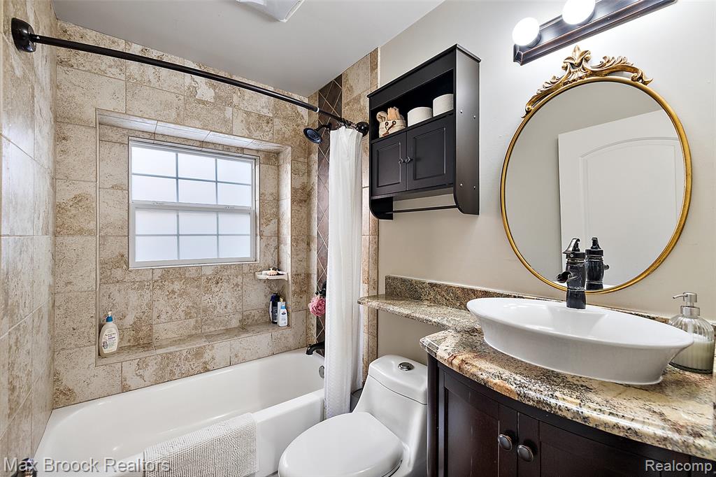 5645 Eastman Boulevard, West Bloomfield, MI 48323 — Photo 9