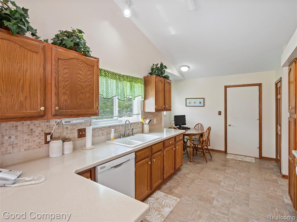 864 Challenging Trail, South Lyon, MI 48178 — Photo 13