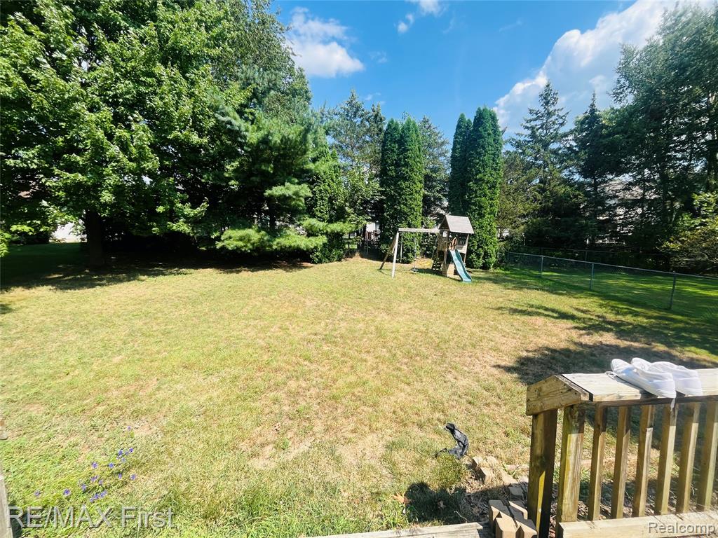 6627 Ashley Court, Waterford, MI 48327 — Photo 4