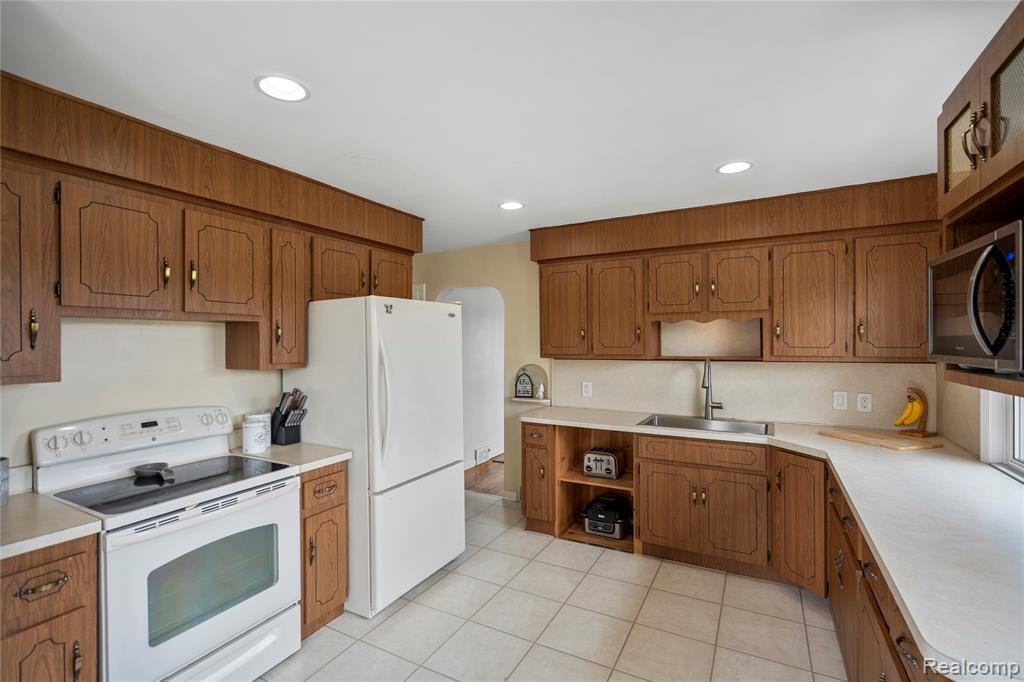 48425 Romeo Plank Road, Macomb, MI 48044 — Photo 9