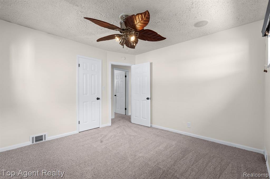 18027 Curtain Avenue, Eastpointe, MI 48021 — Photo 23