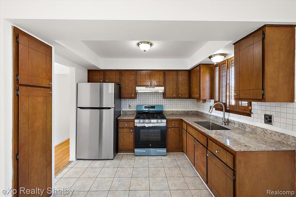 39622 UNIVERSITY Drive, Sterling Heights, MI 48310 — Photo 16