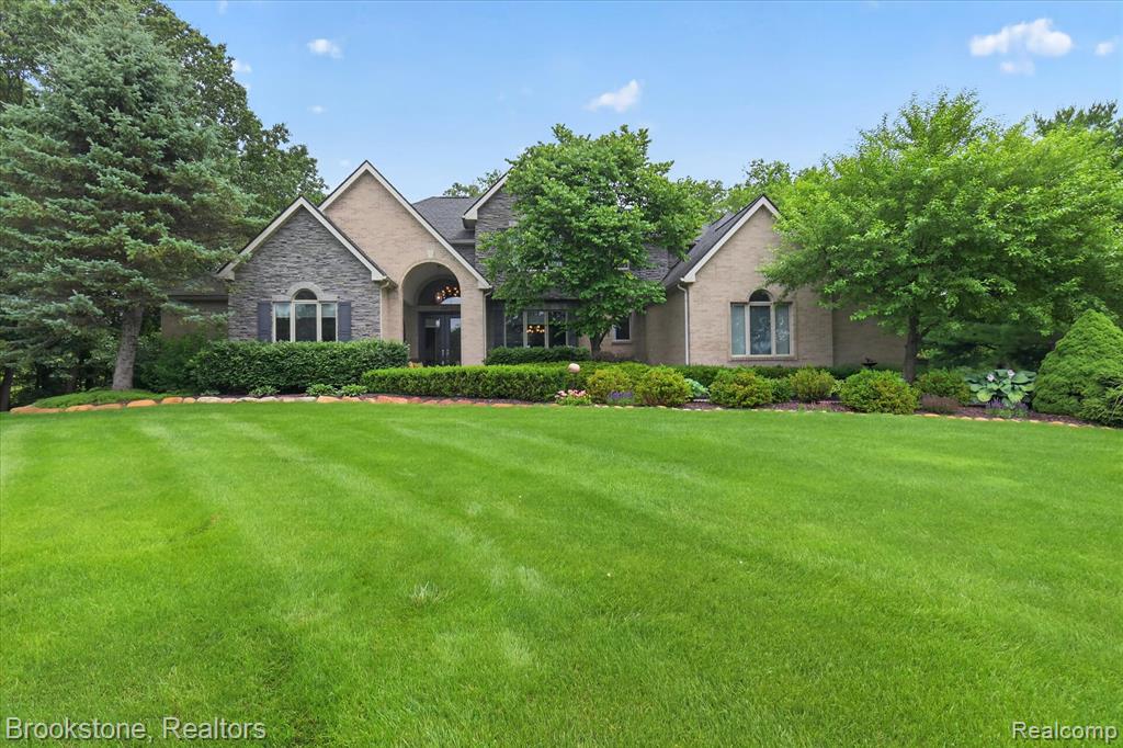 1330 Corey Cove, White Lake, MI 48383