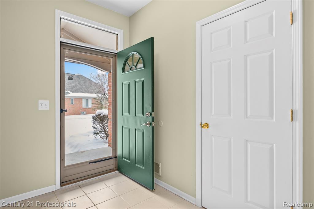 40121 Streamwood Court, Sterling Heights, MI 48310 — Photo 6