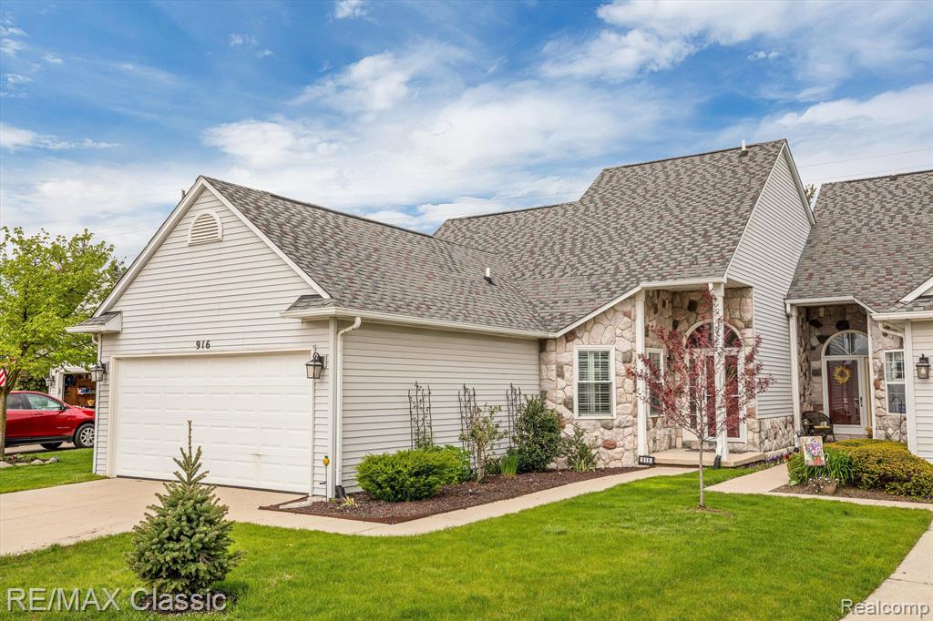 916 VILLAGE Way, South Lyon, MI 48178 — Photo 2