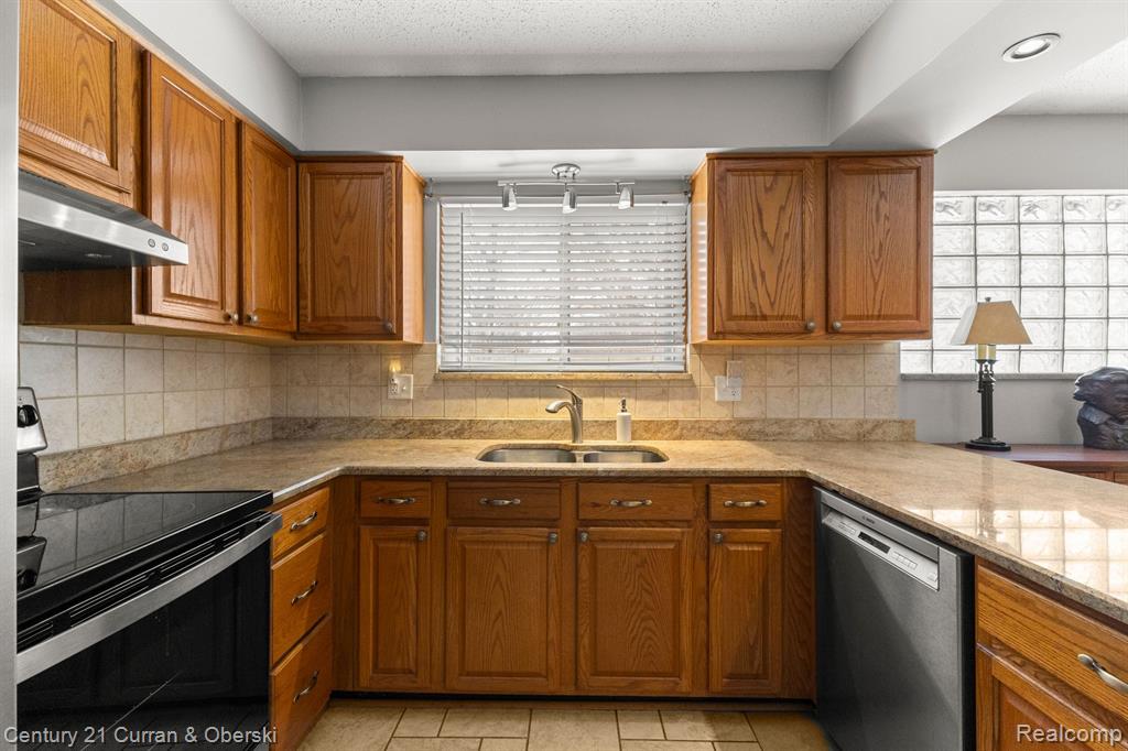4051 JOHNSON Drive, Sterling Heights, MI 48310 — Photo 16